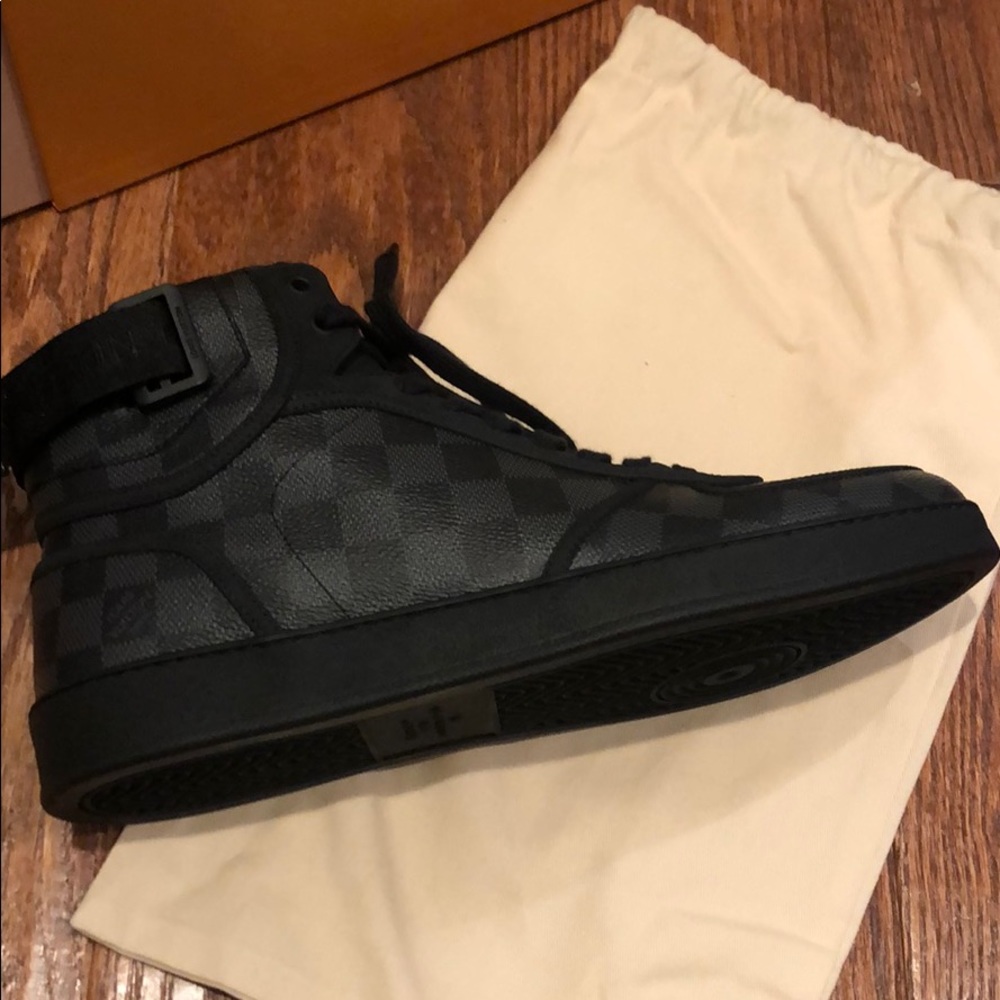Brand new Louis Vuitton sneakers - Picture 4 of 4